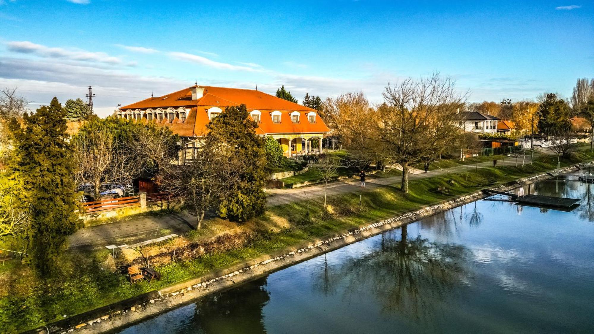 Regia Panzió Acomodação com café da manhã Halaszi Exterior foto